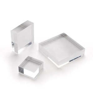 亚克力显示道具方块是一种现代化的展示工具，通常用于展示照片、奖牌或其他小物件